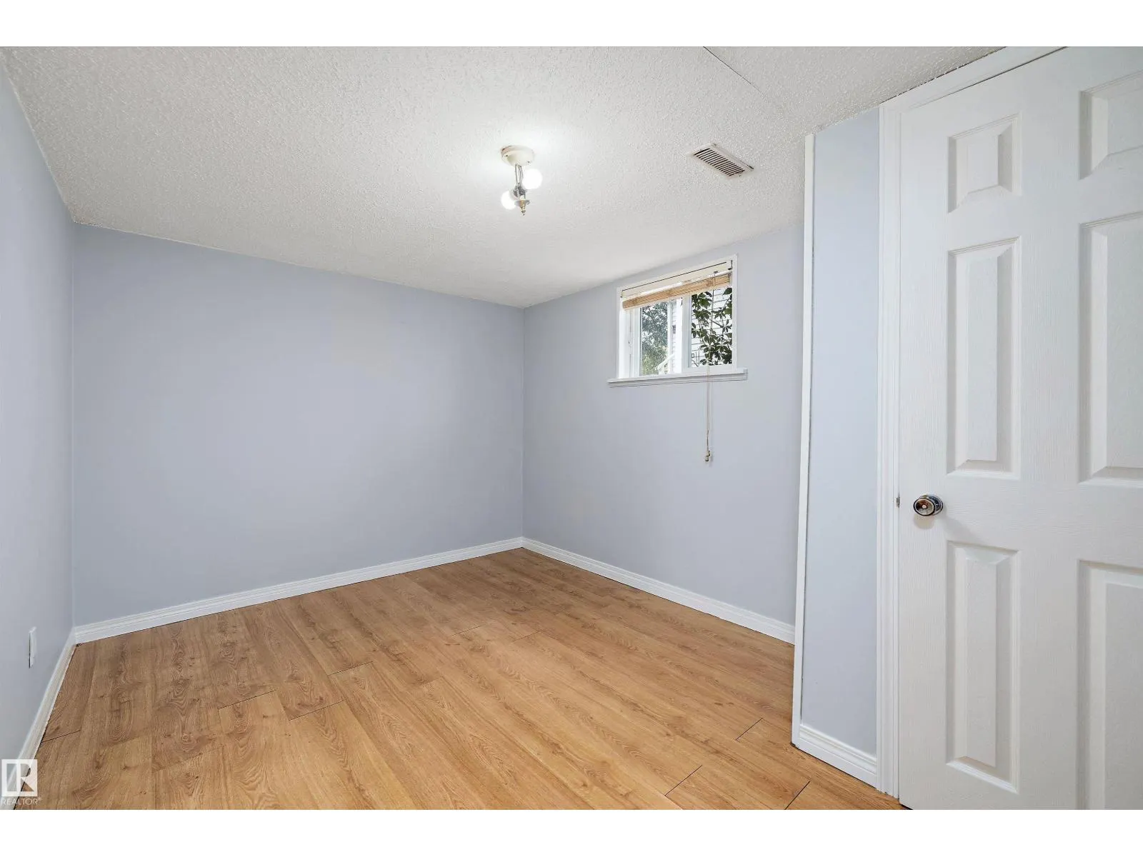 8020 115 AV NW