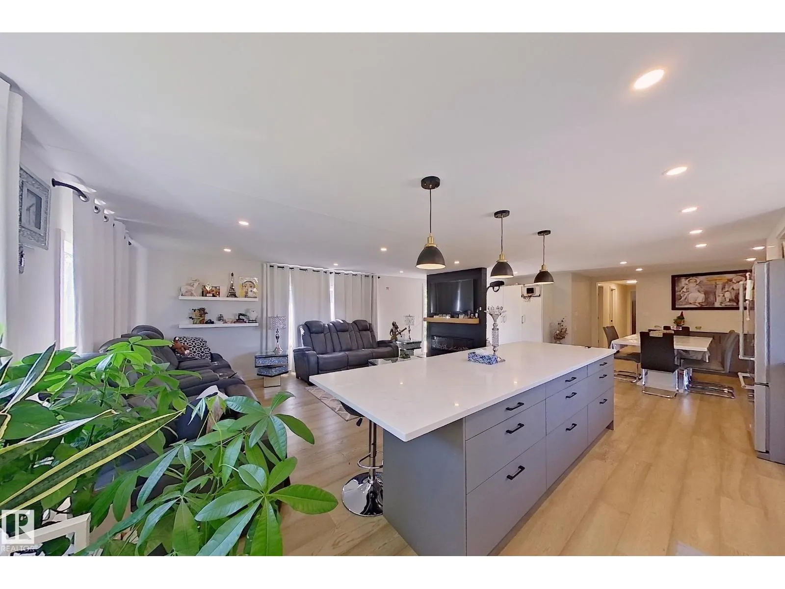 3054 28 AV SW