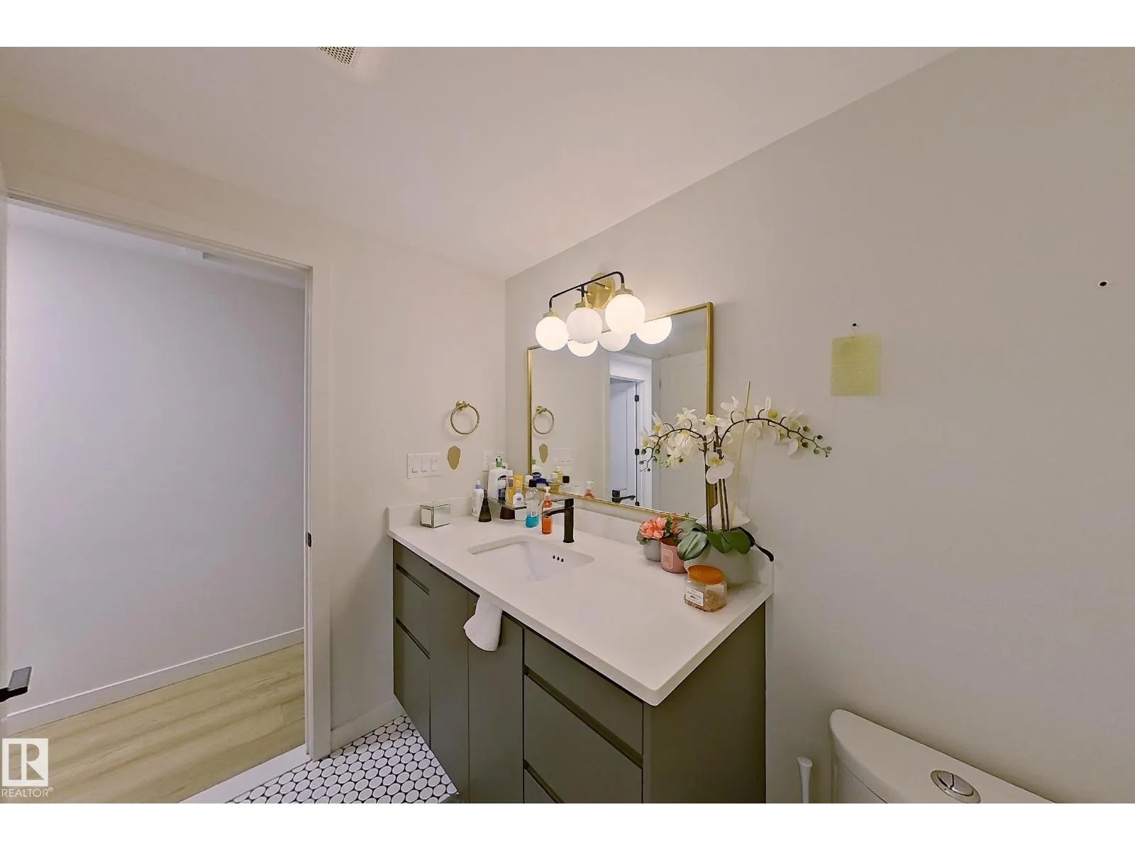 3054 28 AV SW