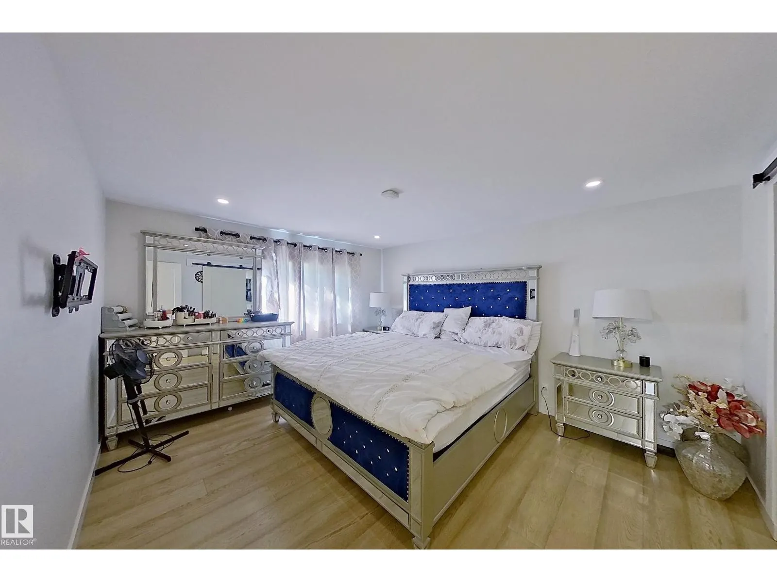 3054 28 AV SW