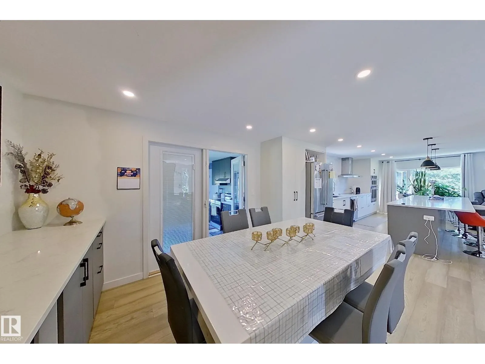 3054 28 AV SW