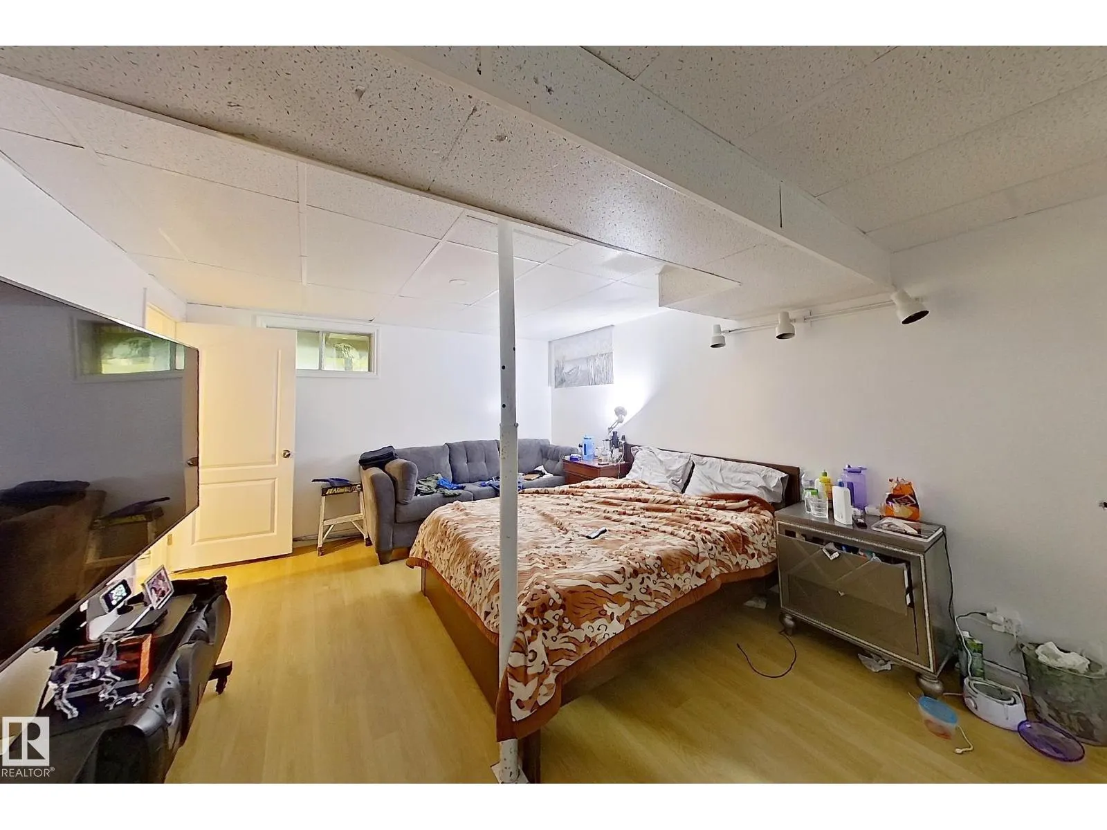 3054 28 AV SW
