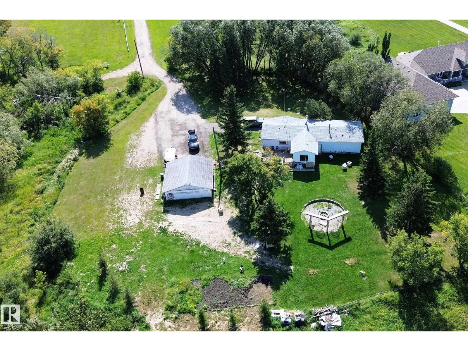 3054 28 AV SW