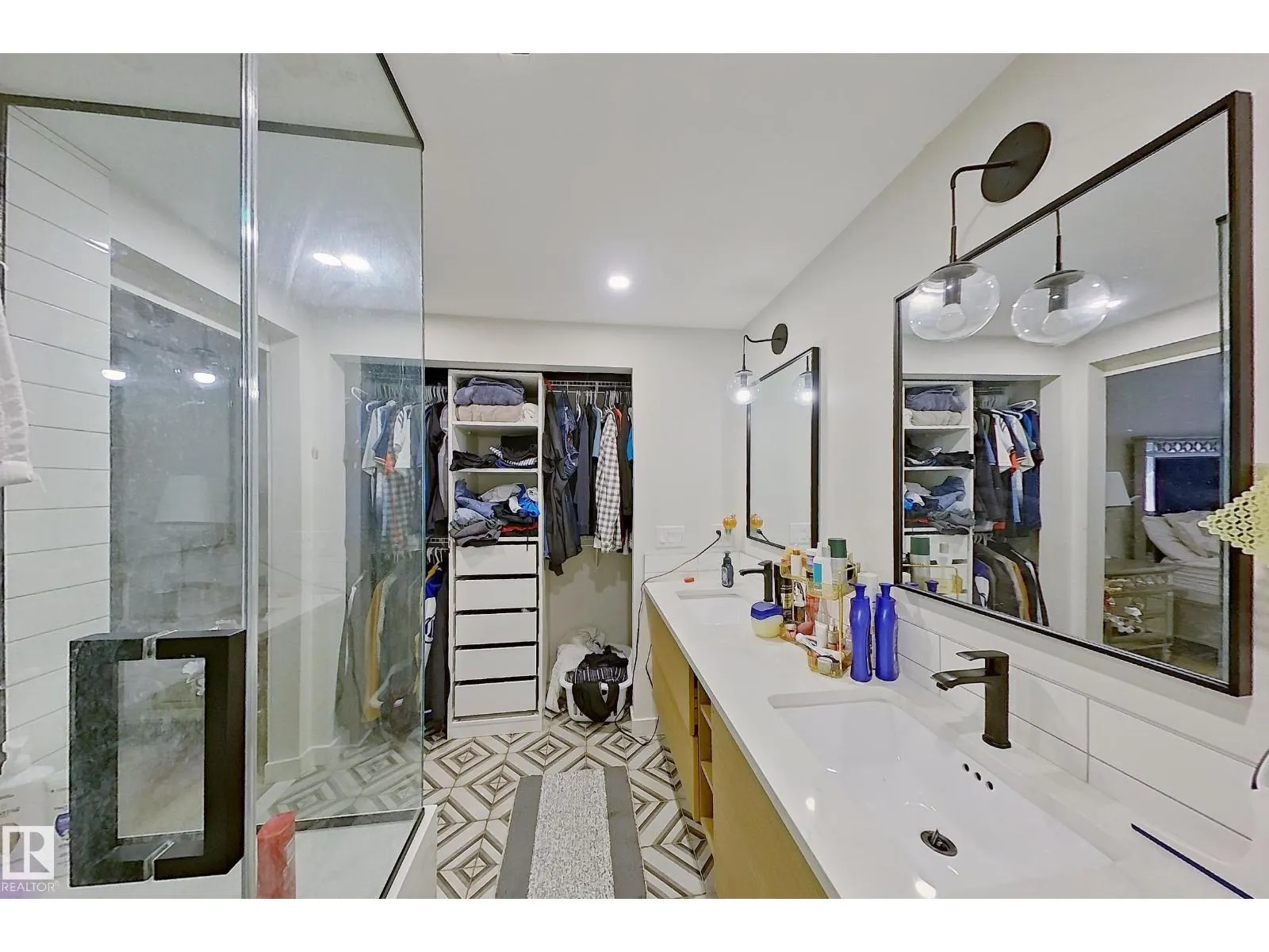 3054 28 AV SW