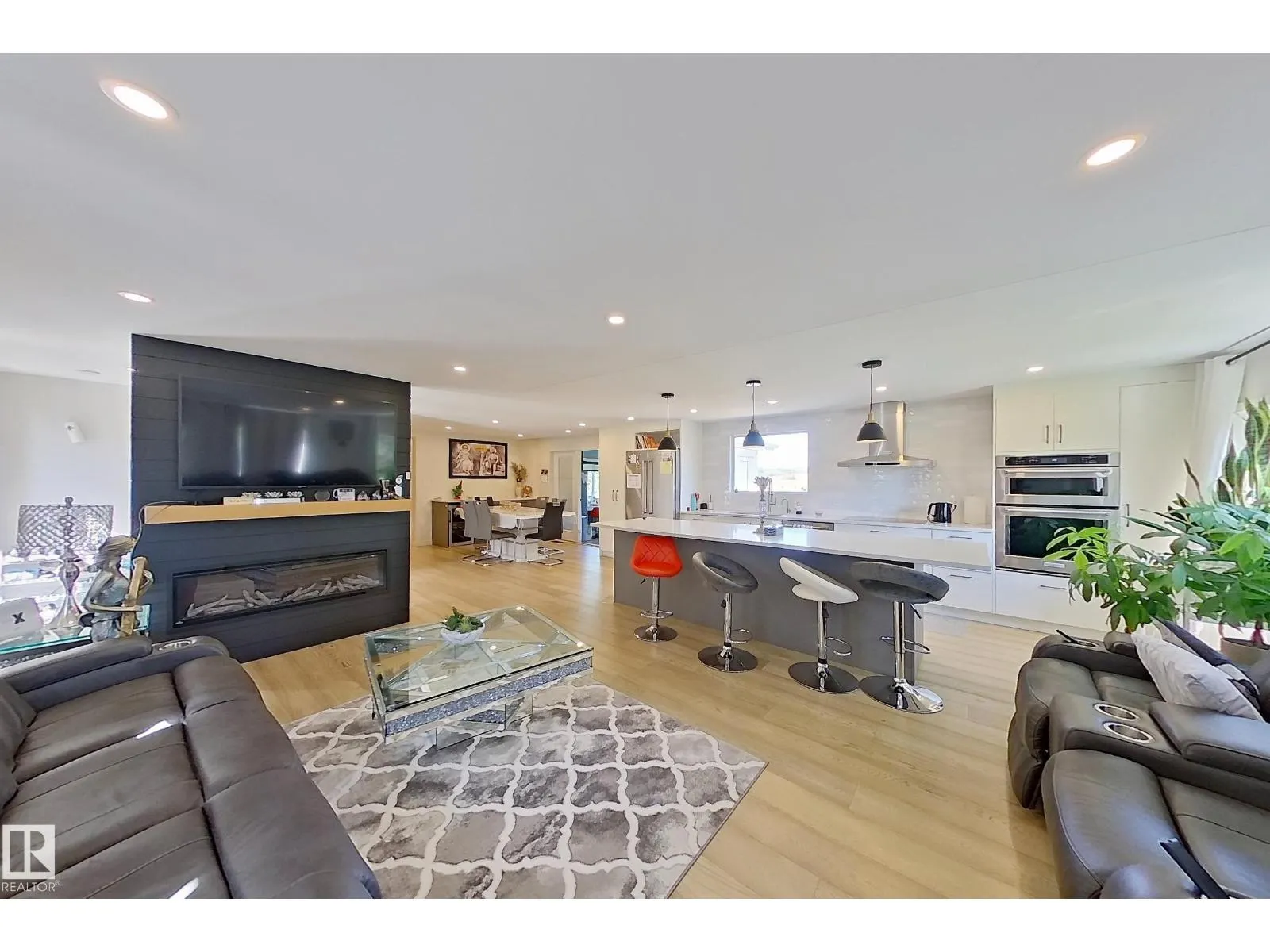 3054 28 AV SW