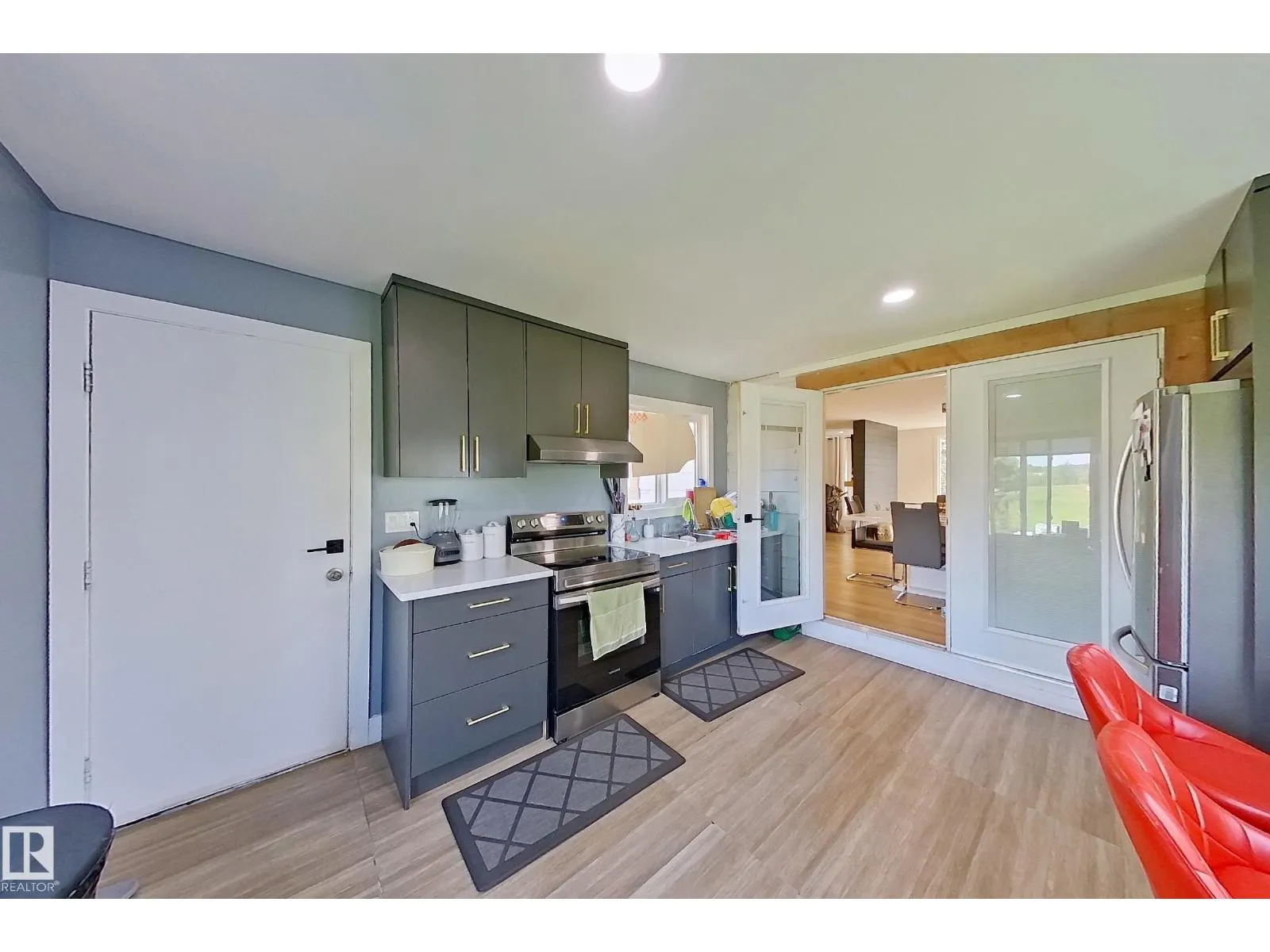 3054 28 AV SW