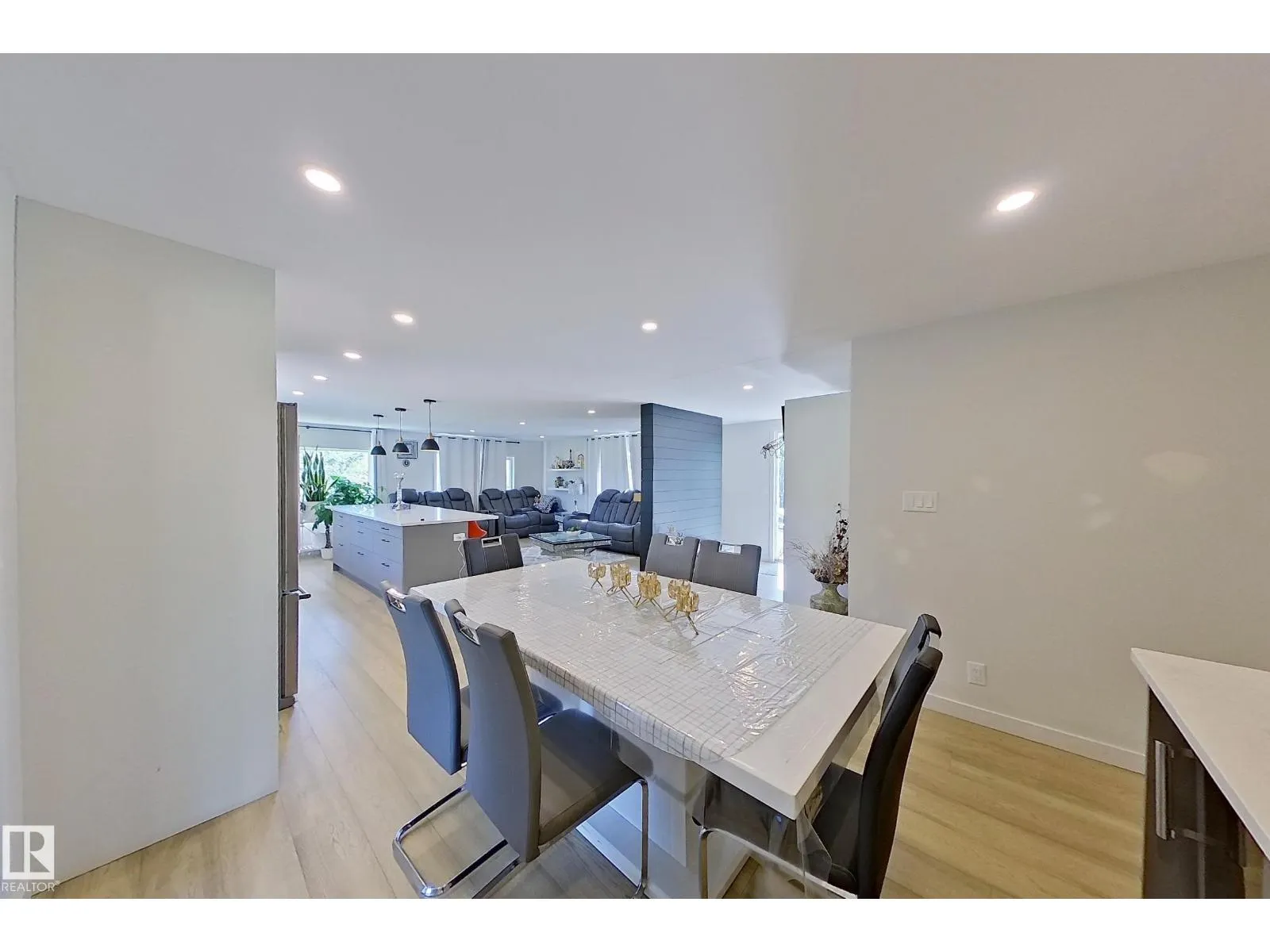 3054 28 AV SW