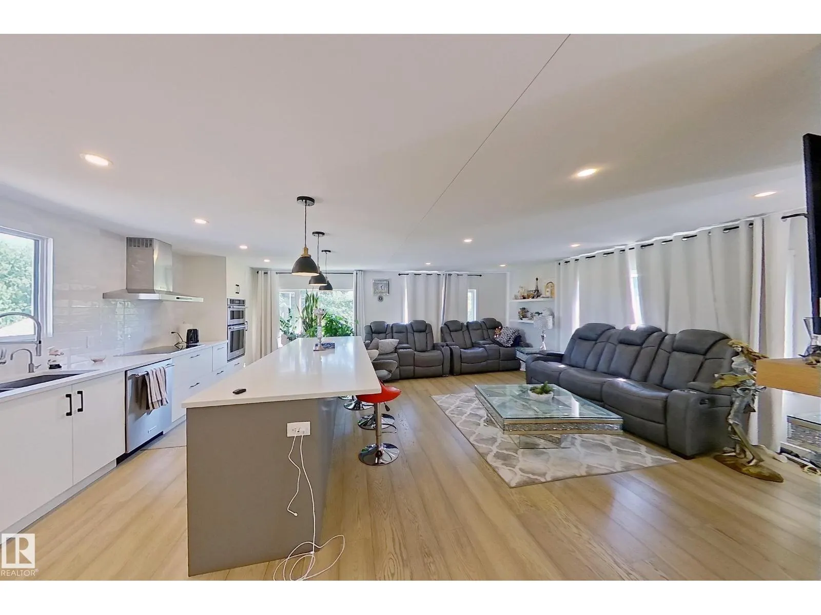 3054 28 AV SW