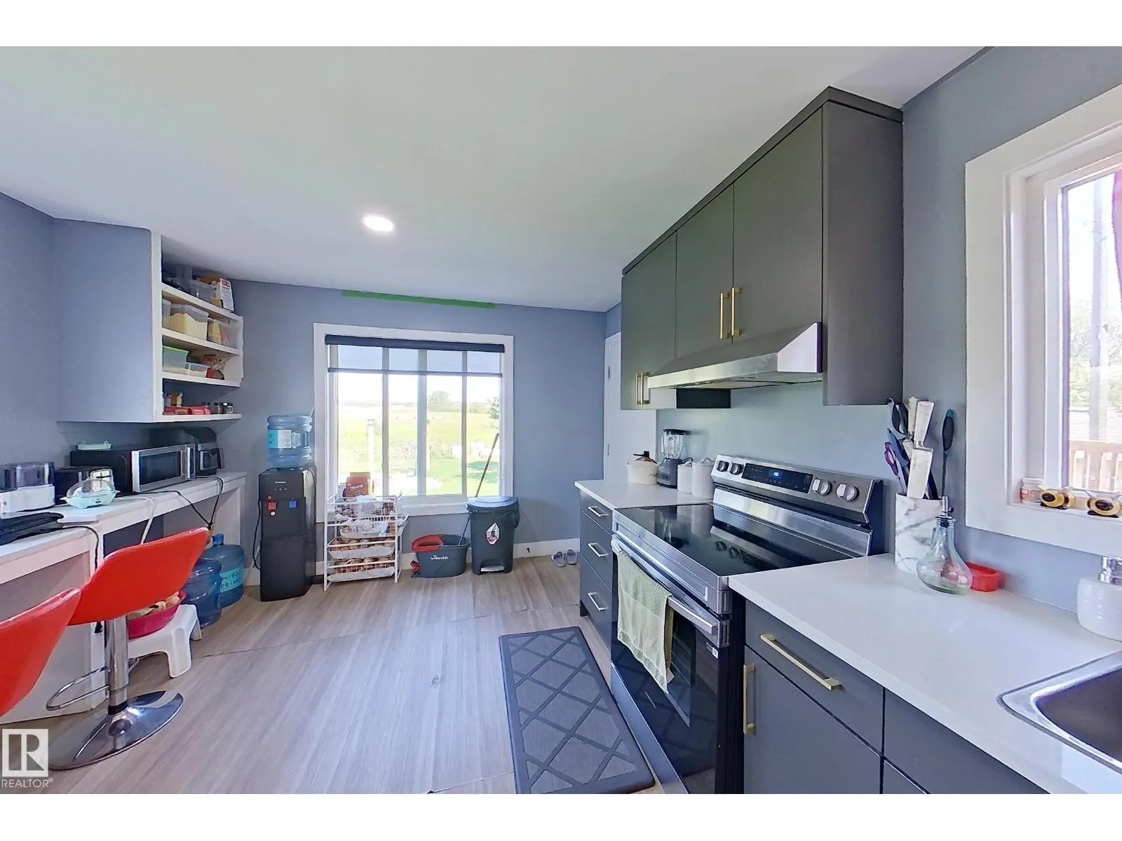 3054 28 AV SW