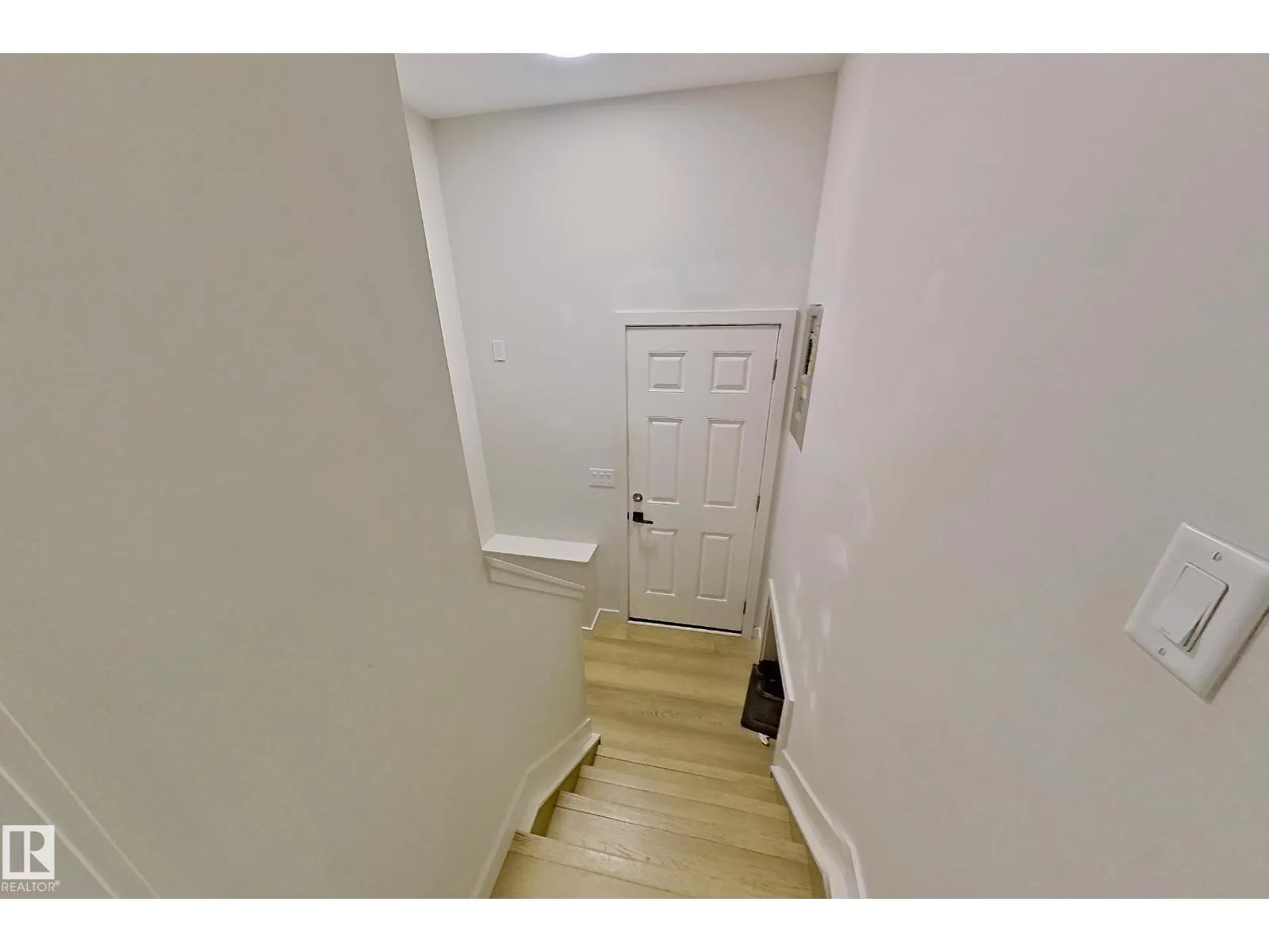 3054 28 AV SW
