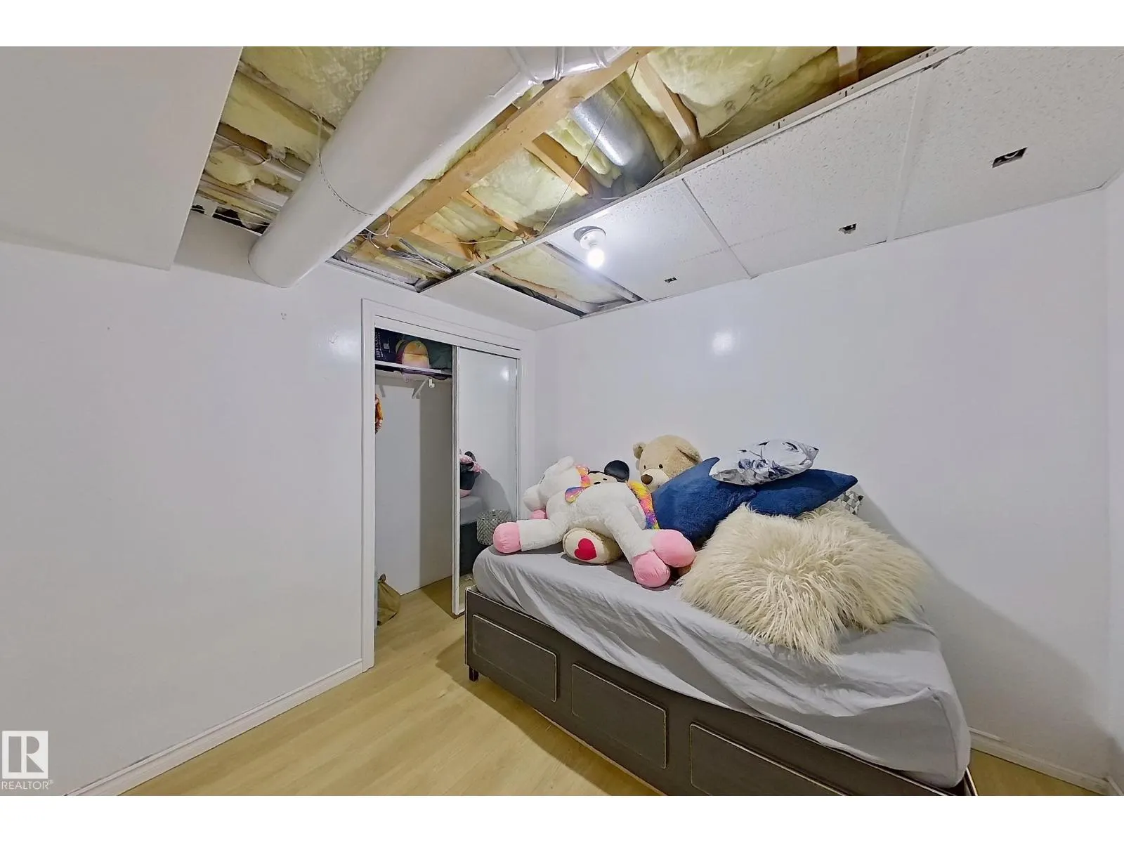 3054 28 AV SW