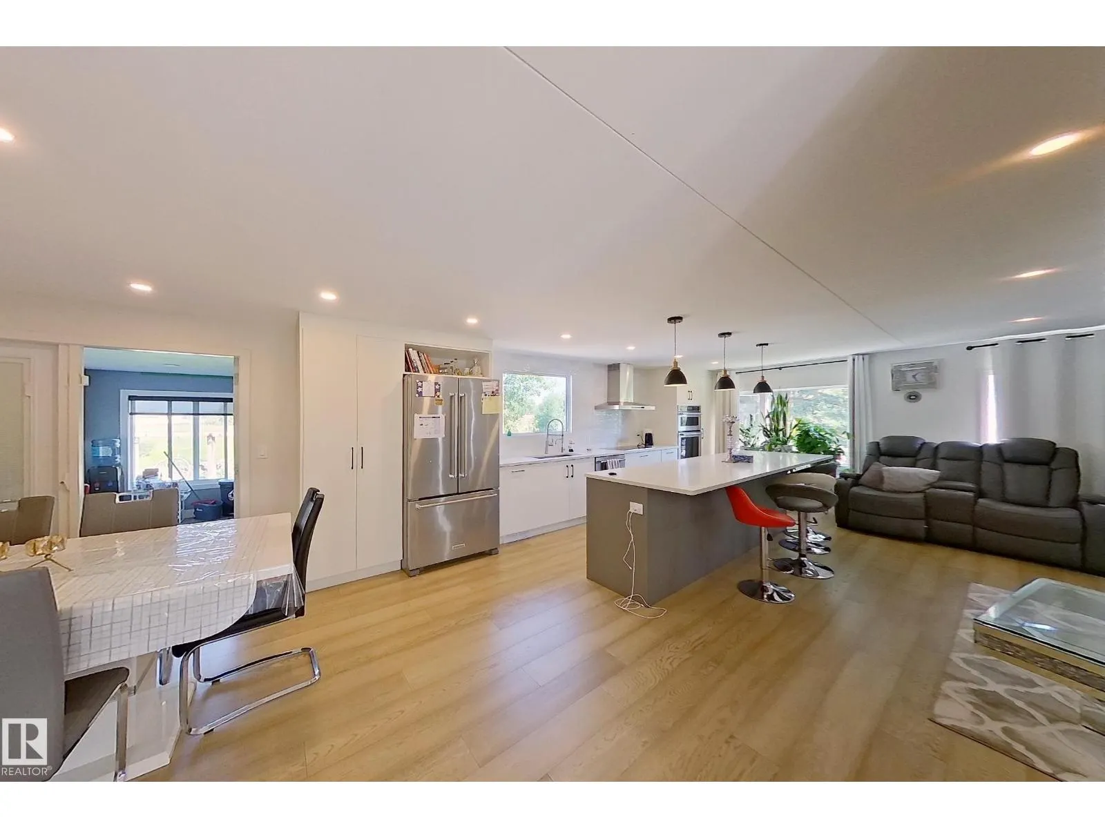 3054 28 AV SW