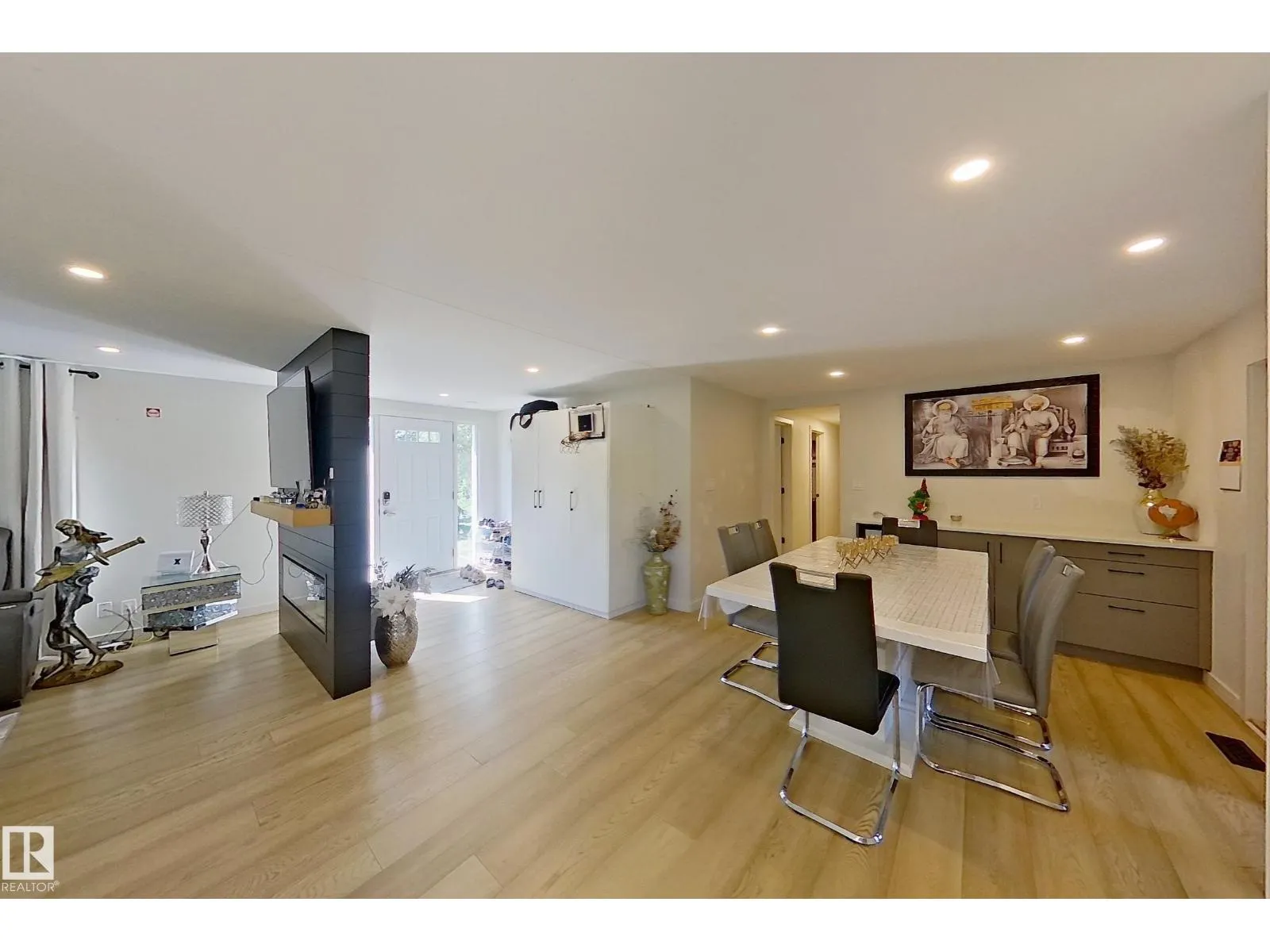 3054 28 AV SW