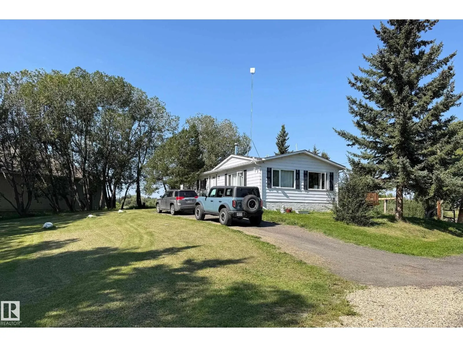 3054 28 AV SW