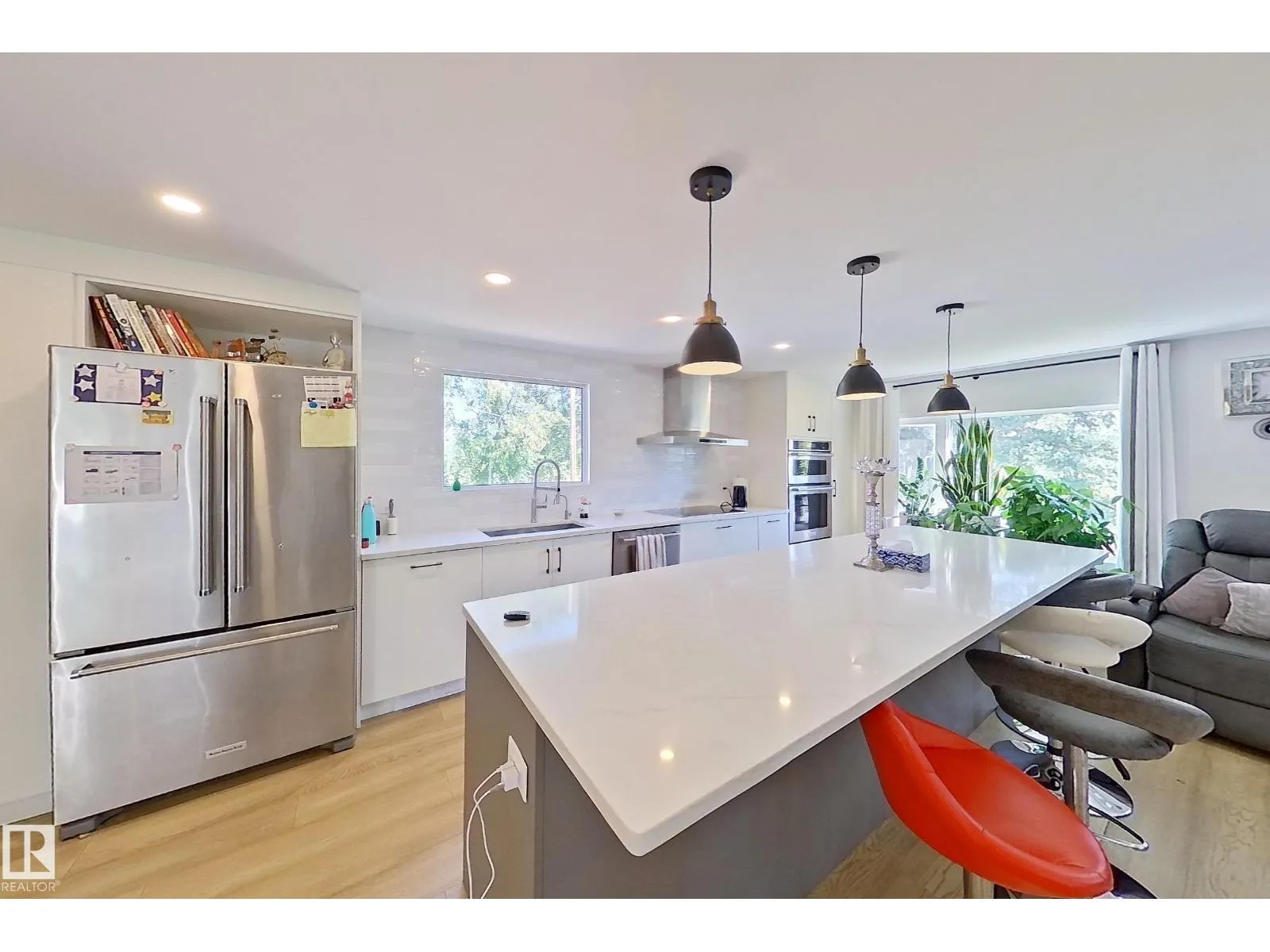 3054 28 AV SW
