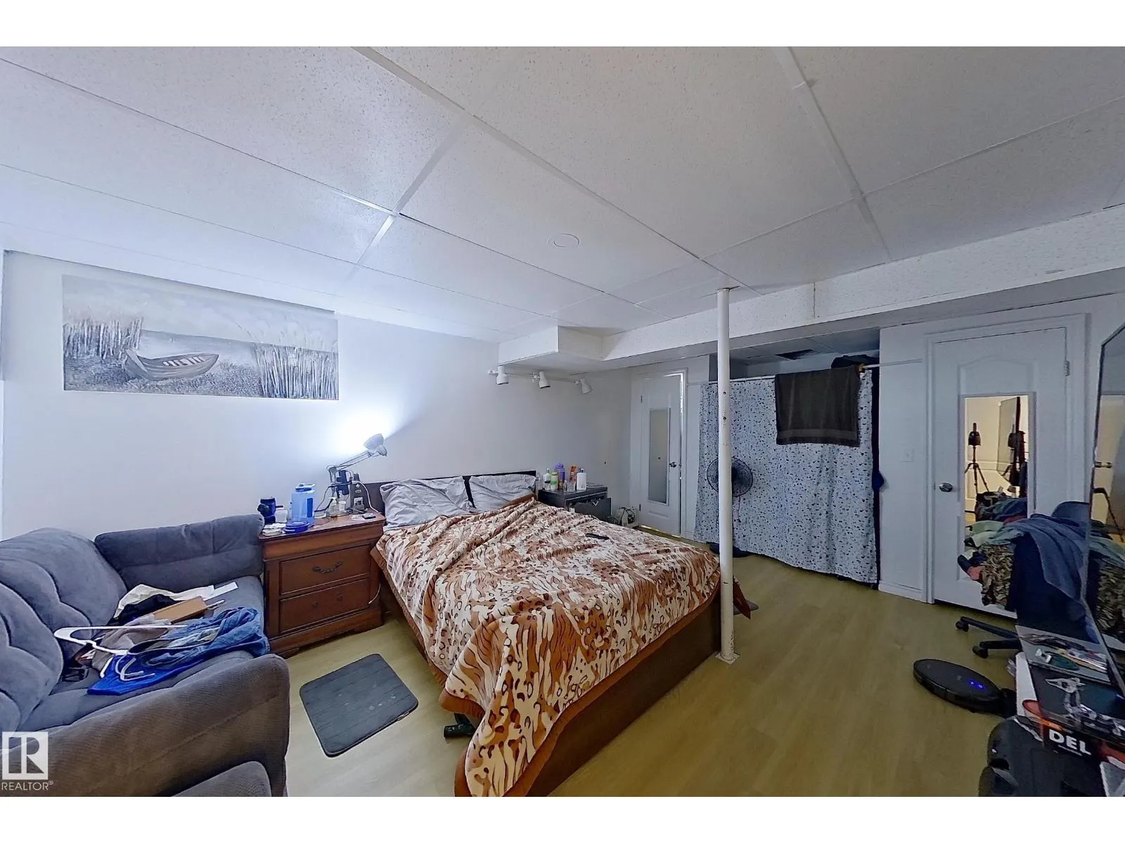 3054 28 AV SW