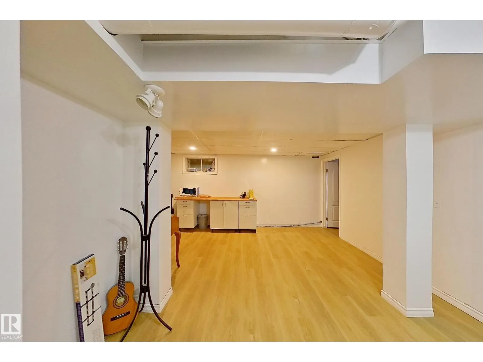 3054 28 AV SW