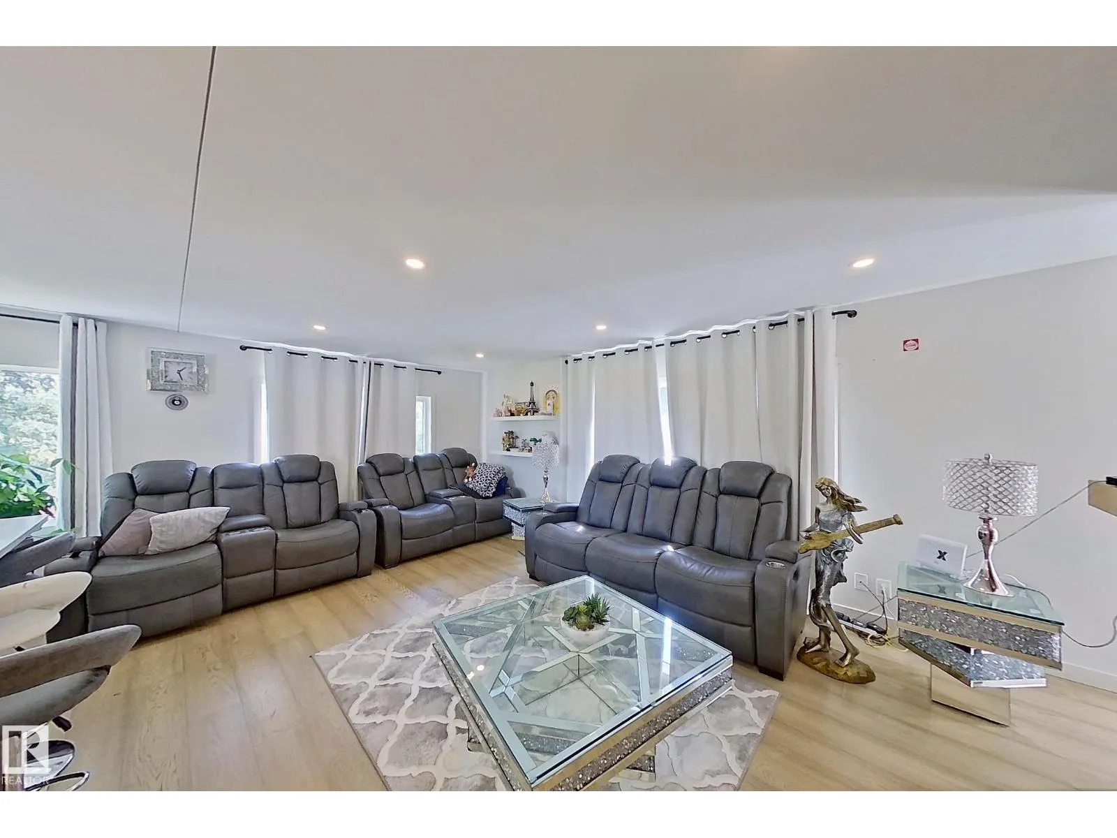 3054 28 AV SW