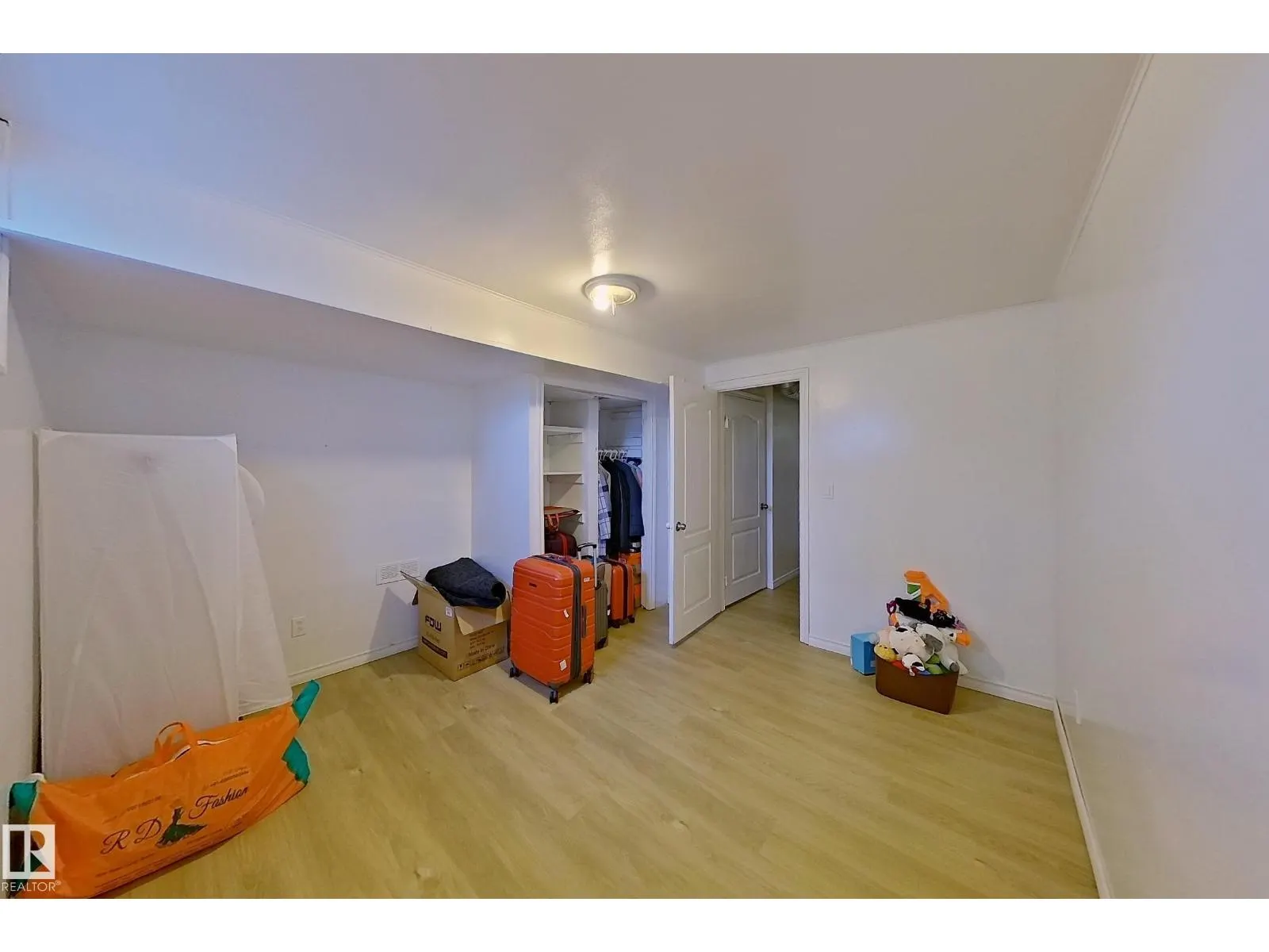 3054 28 AV SW