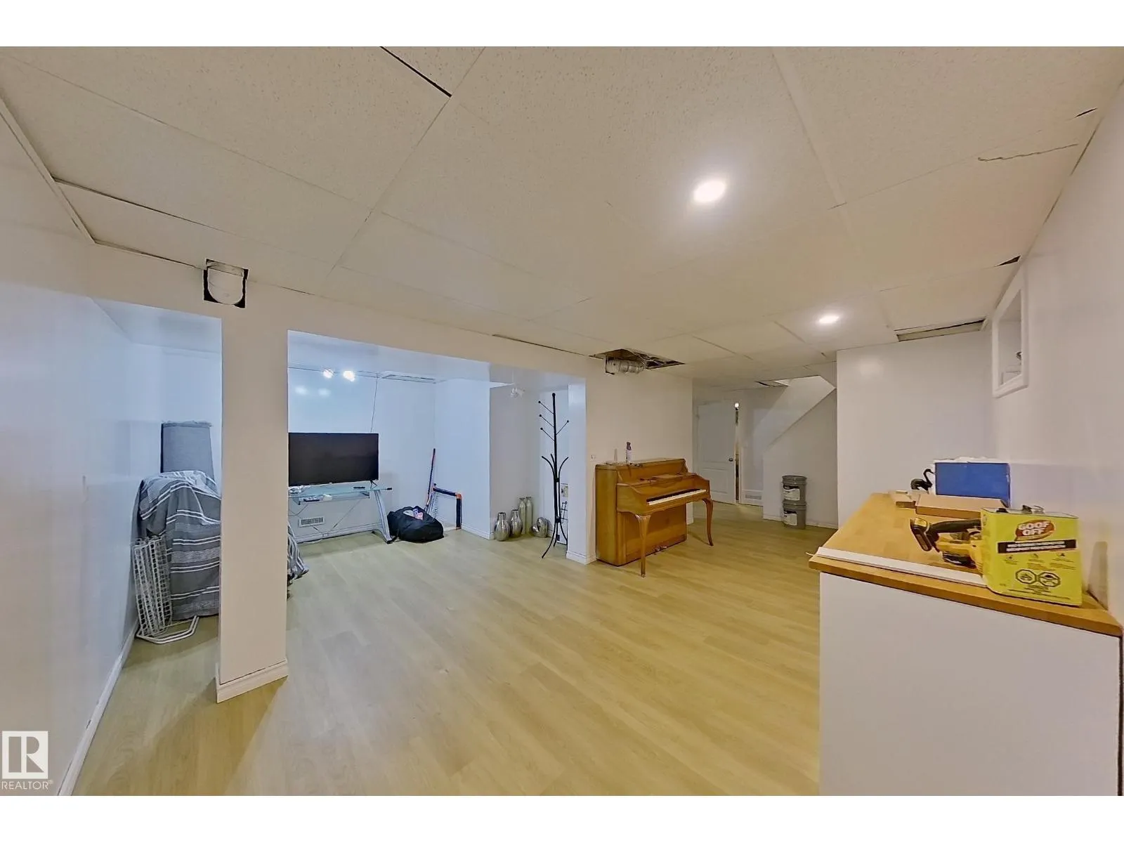 3054 28 AV SW