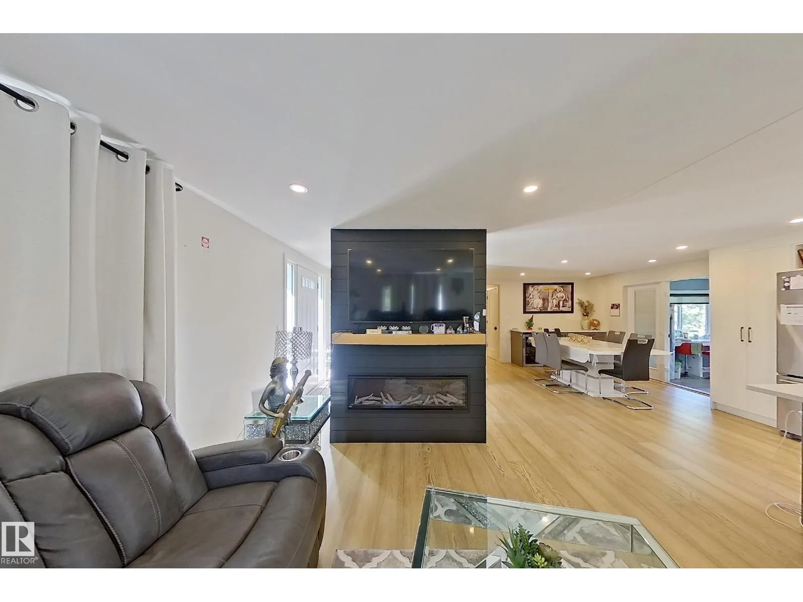 3054 28 AV SW