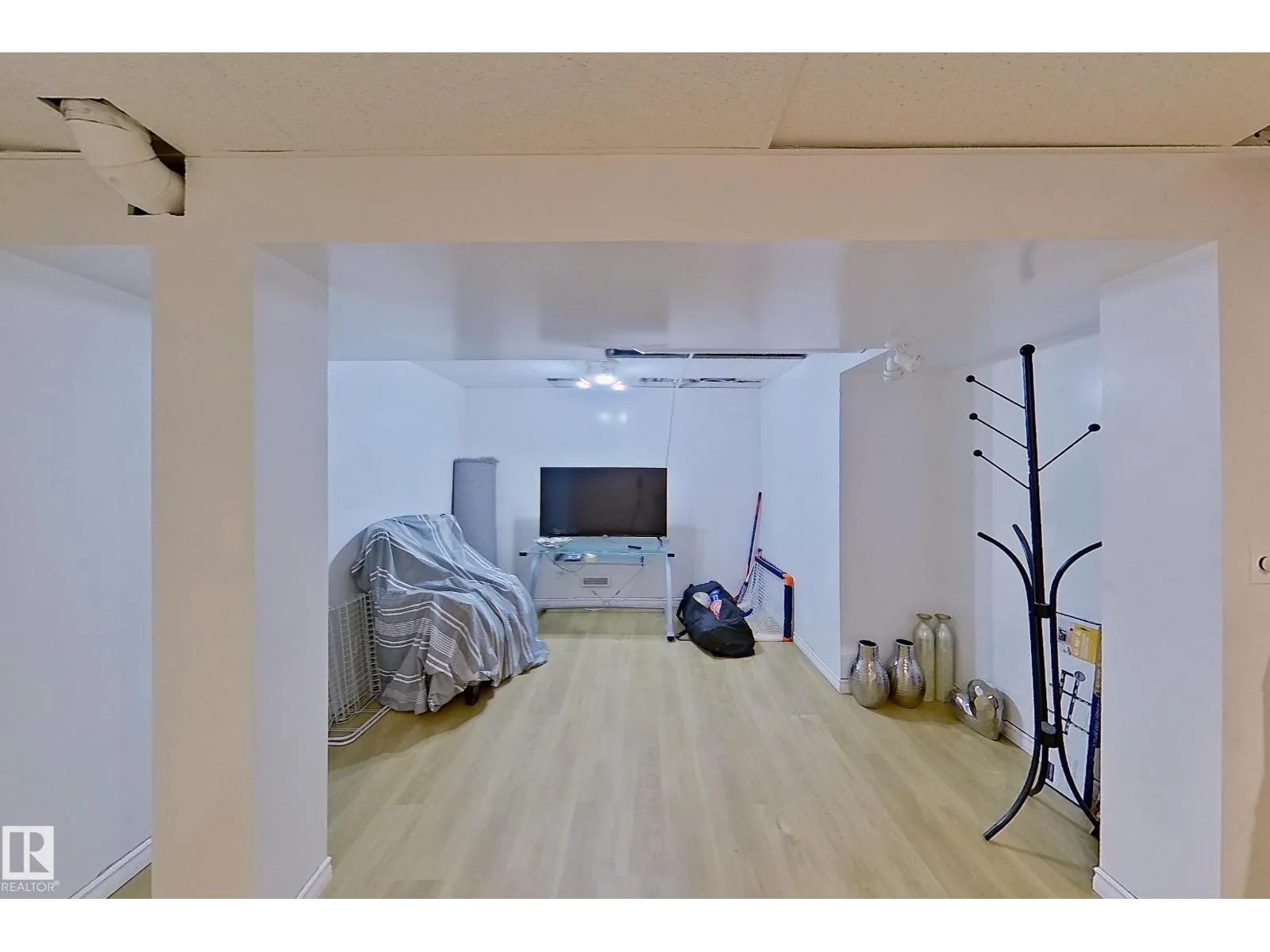 3054 28 AV SW