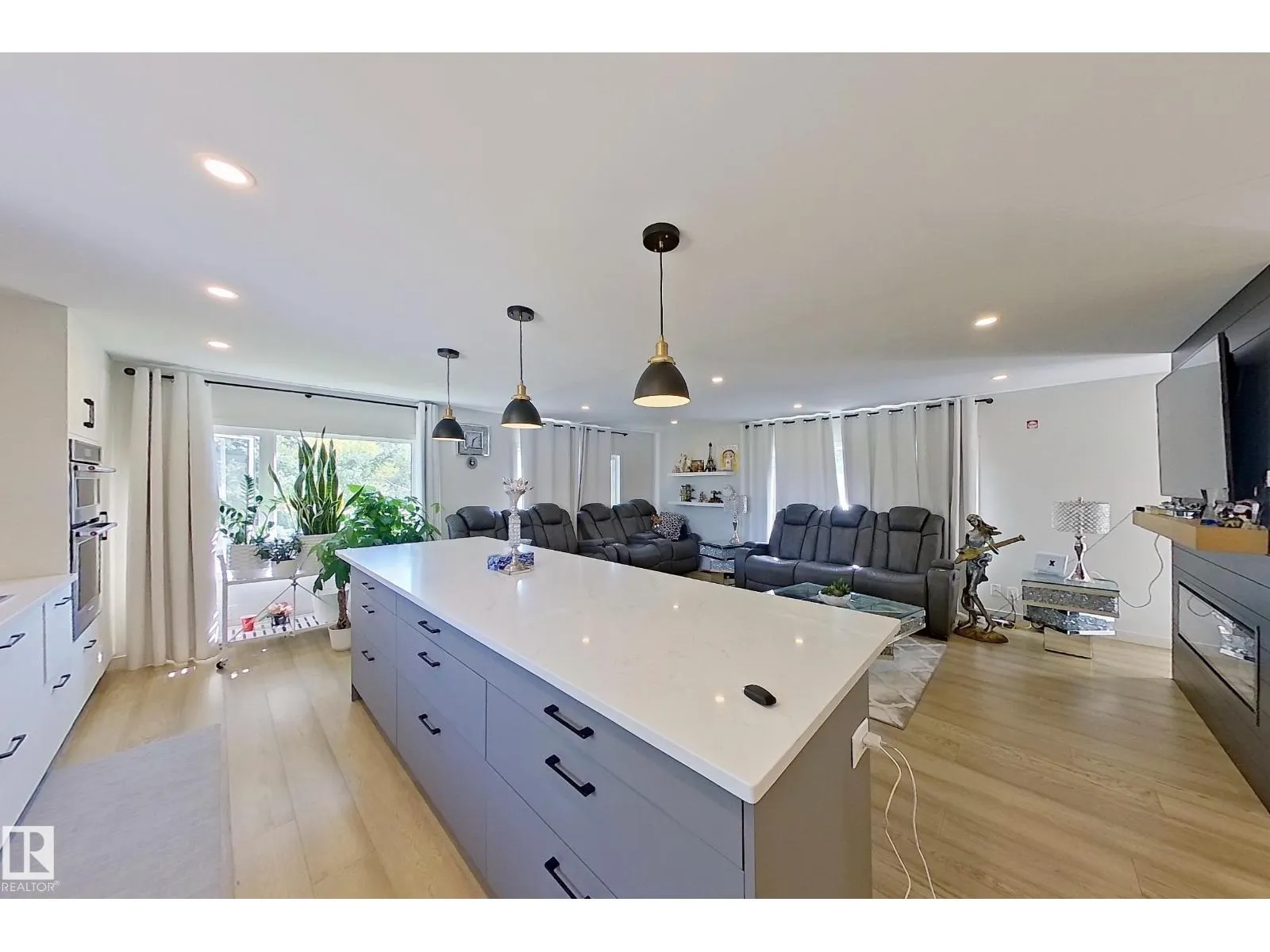 3054 28 AV SW