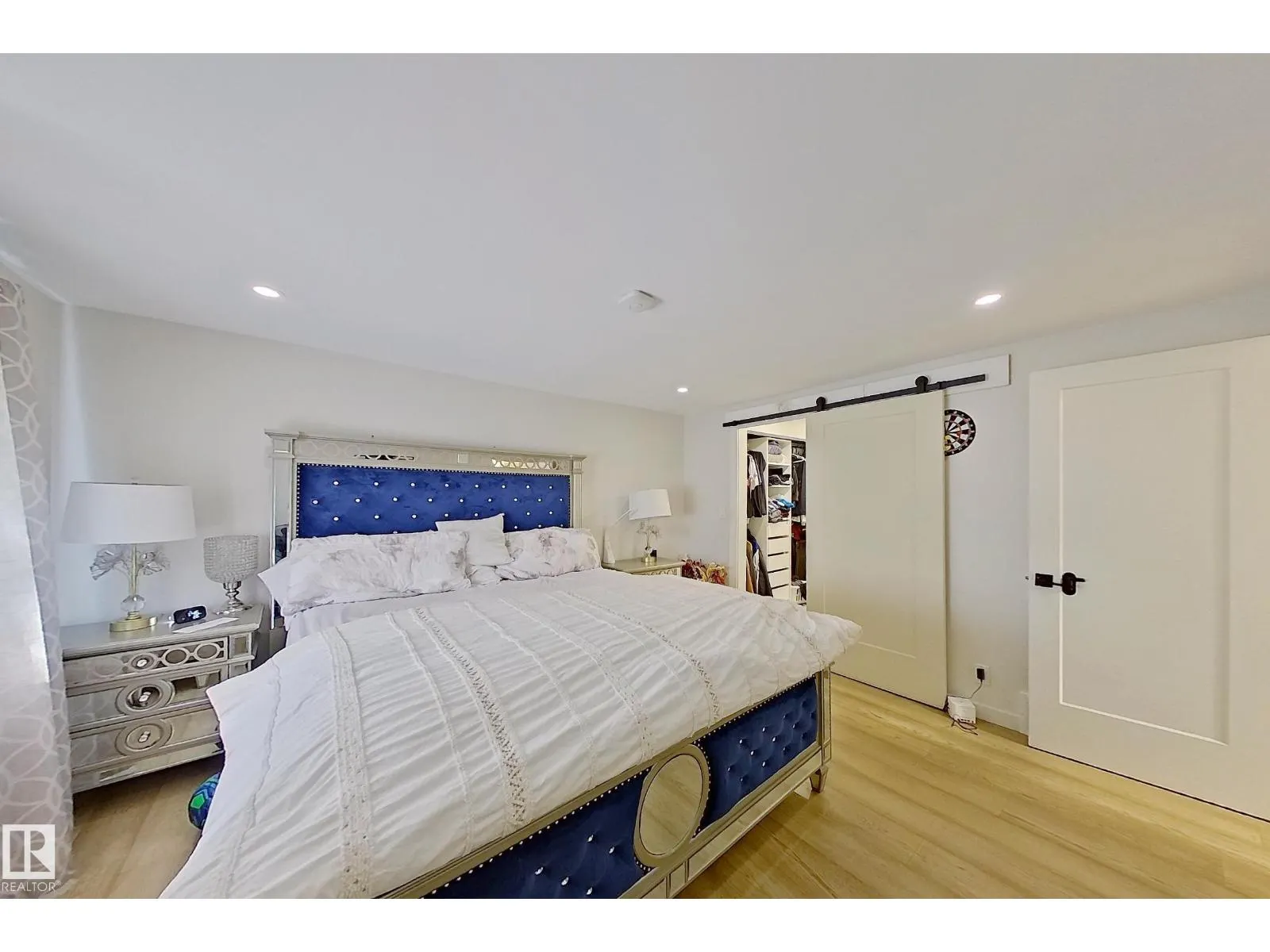 3054 28 AV SW