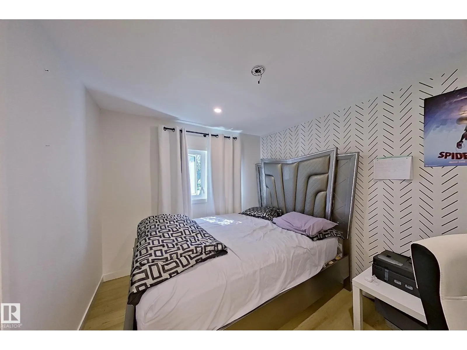 3054 28 AV SW