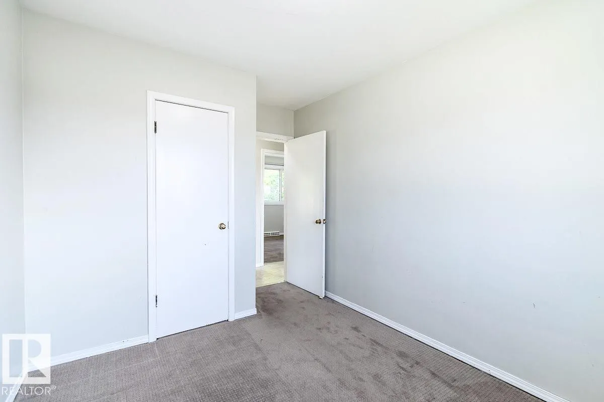 8911 132 AV NW NW