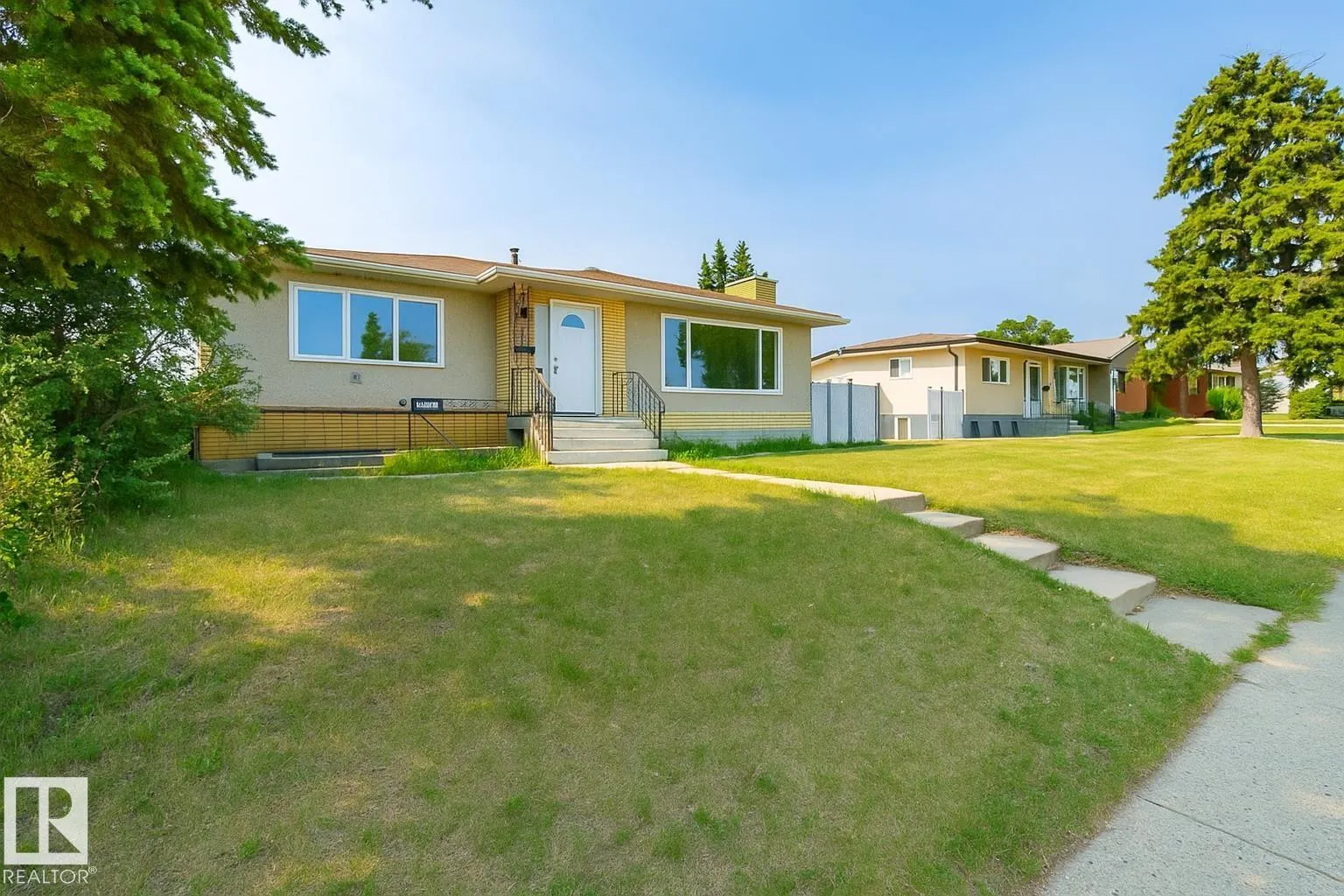 8911 132 AV NW NW