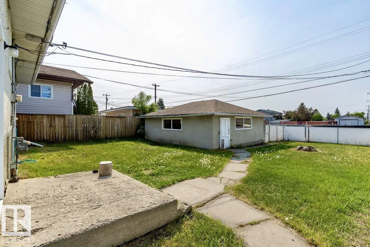 8911 132 AV NW NW