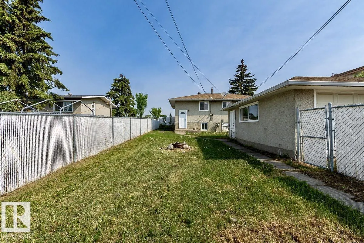 8911 132 AV NW NW