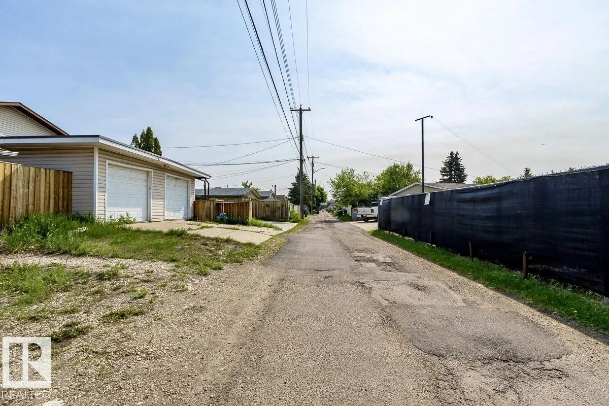 8911 132 AV NW NW