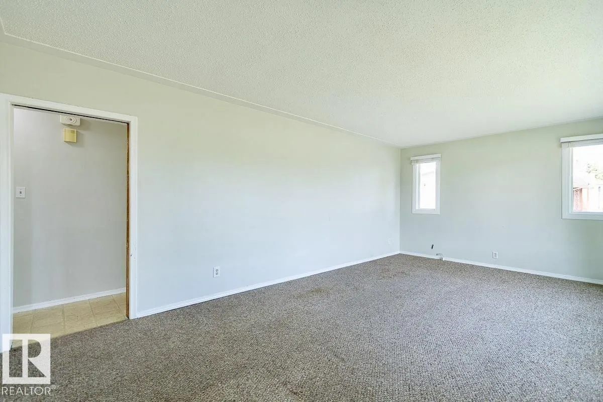 8911 132 AV NW NW