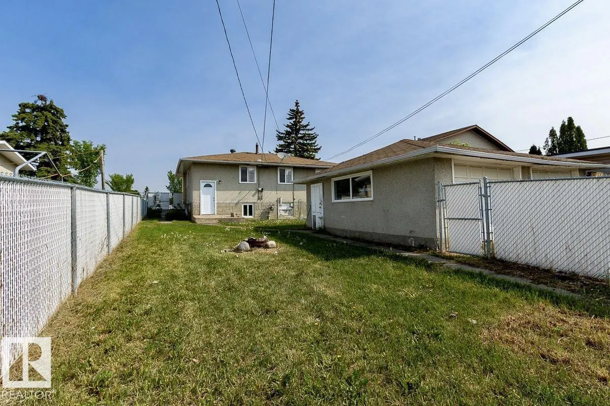 8911 132 AV NW NW