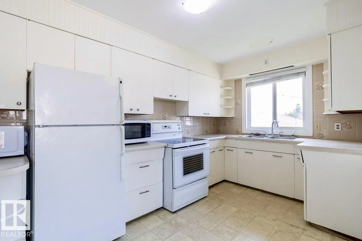 8911 132 AV NW NW
