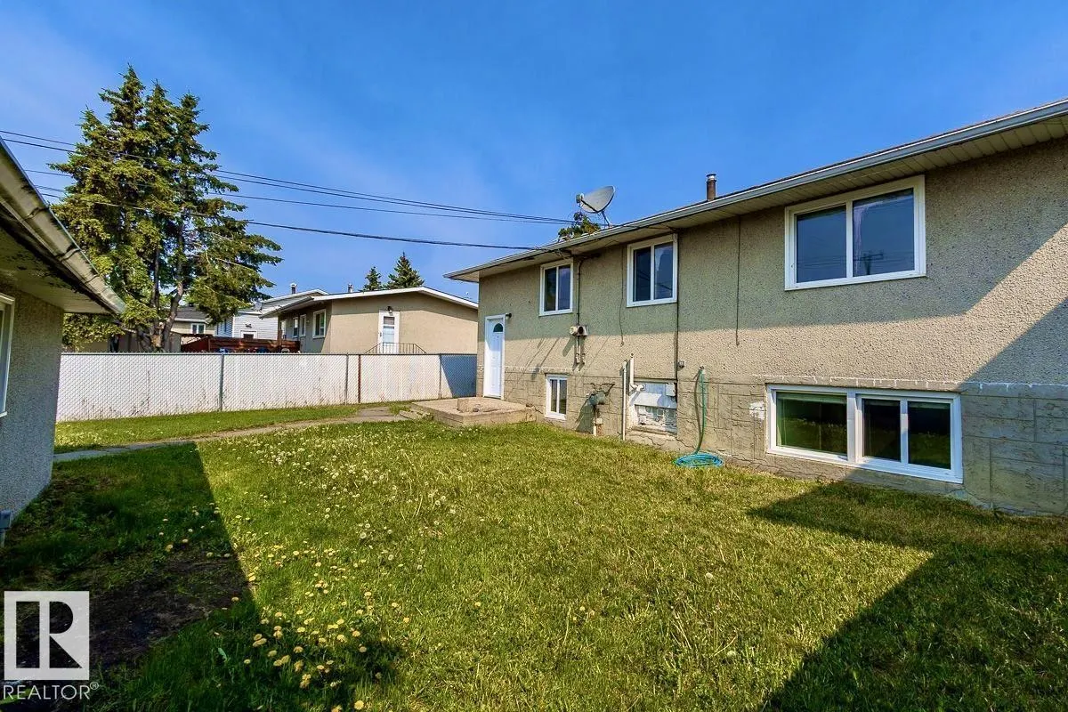 8911 132 AV NW NW