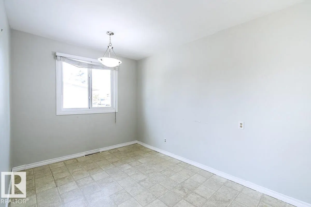 8911 132 AV NW NW