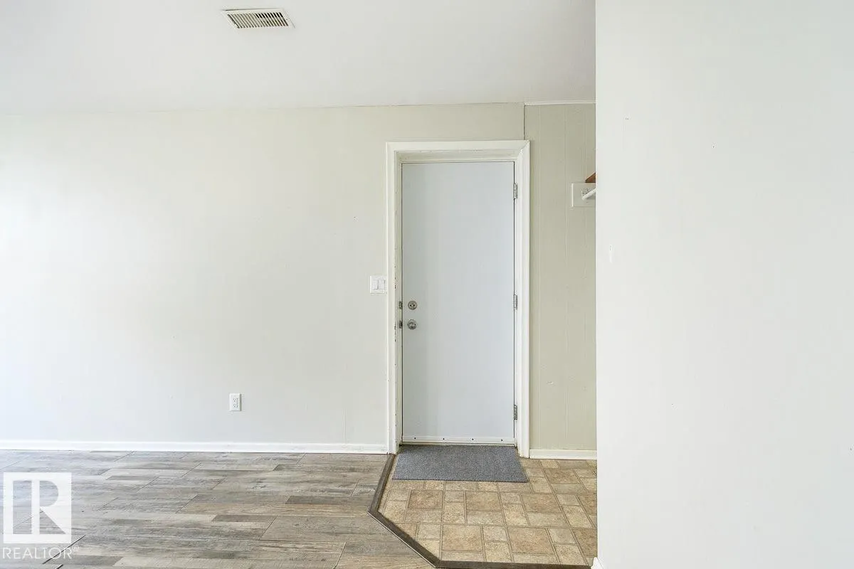 8911 132 AV NW NW