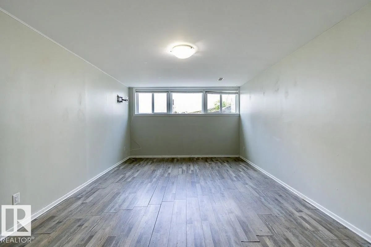 8911 132 AV NW NW