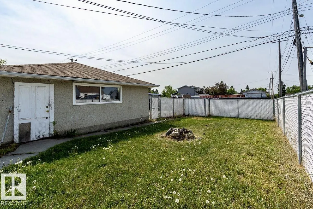 8911 132 AV NW NW