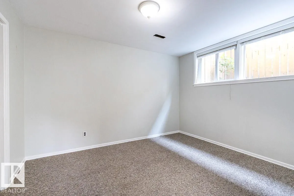 8911 132 AV NW NW