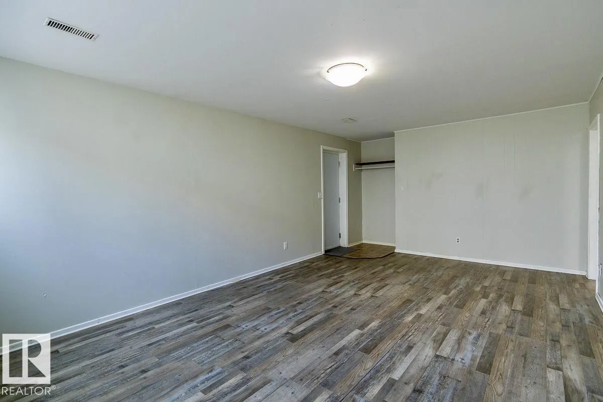 8911 132 AV NW NW