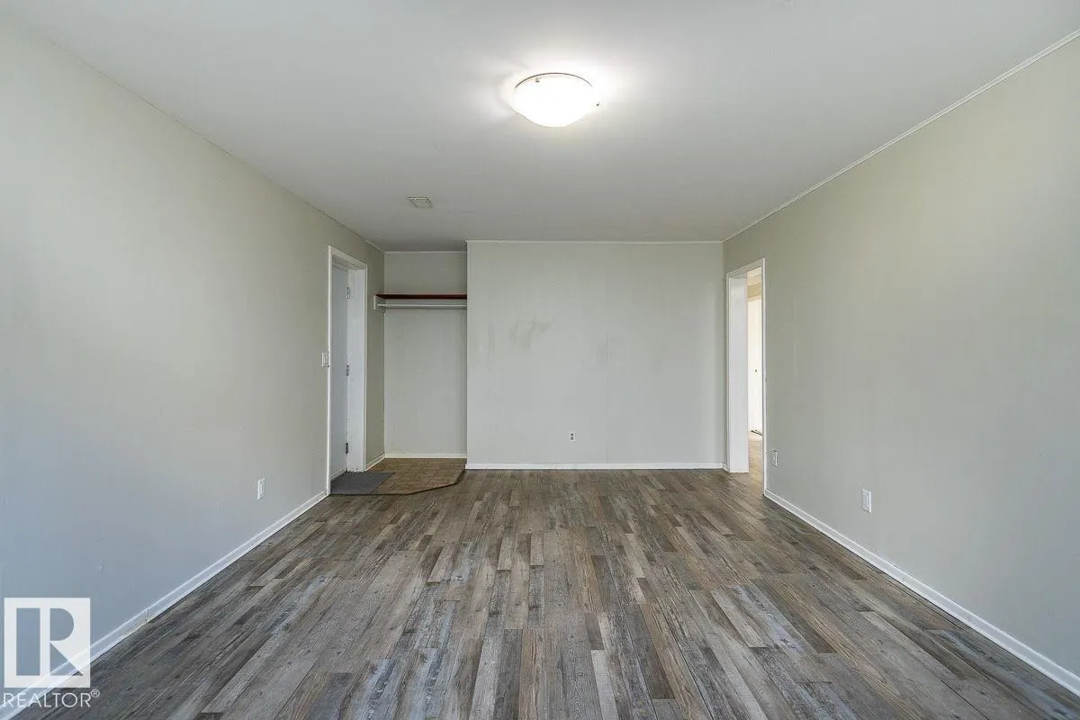 8911 132 AV NW NW