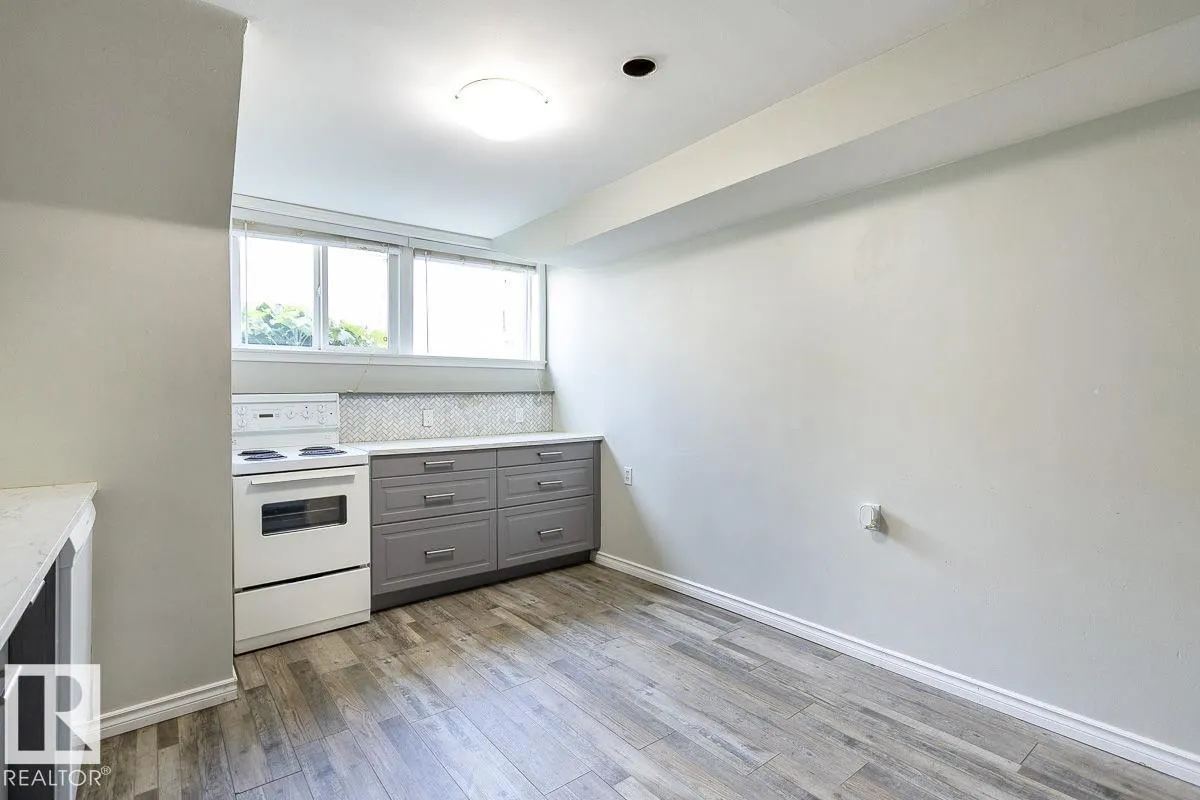 8911 132 AV NW NW
