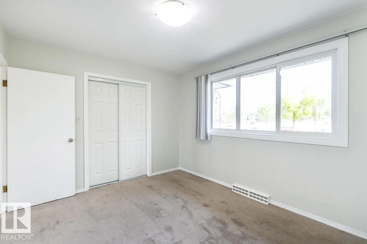8911 132 AV NW NW