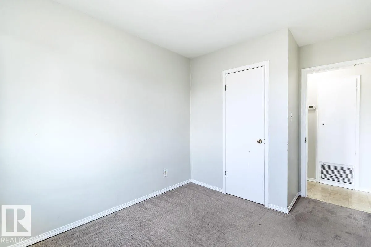 8911 132 AV NW NW