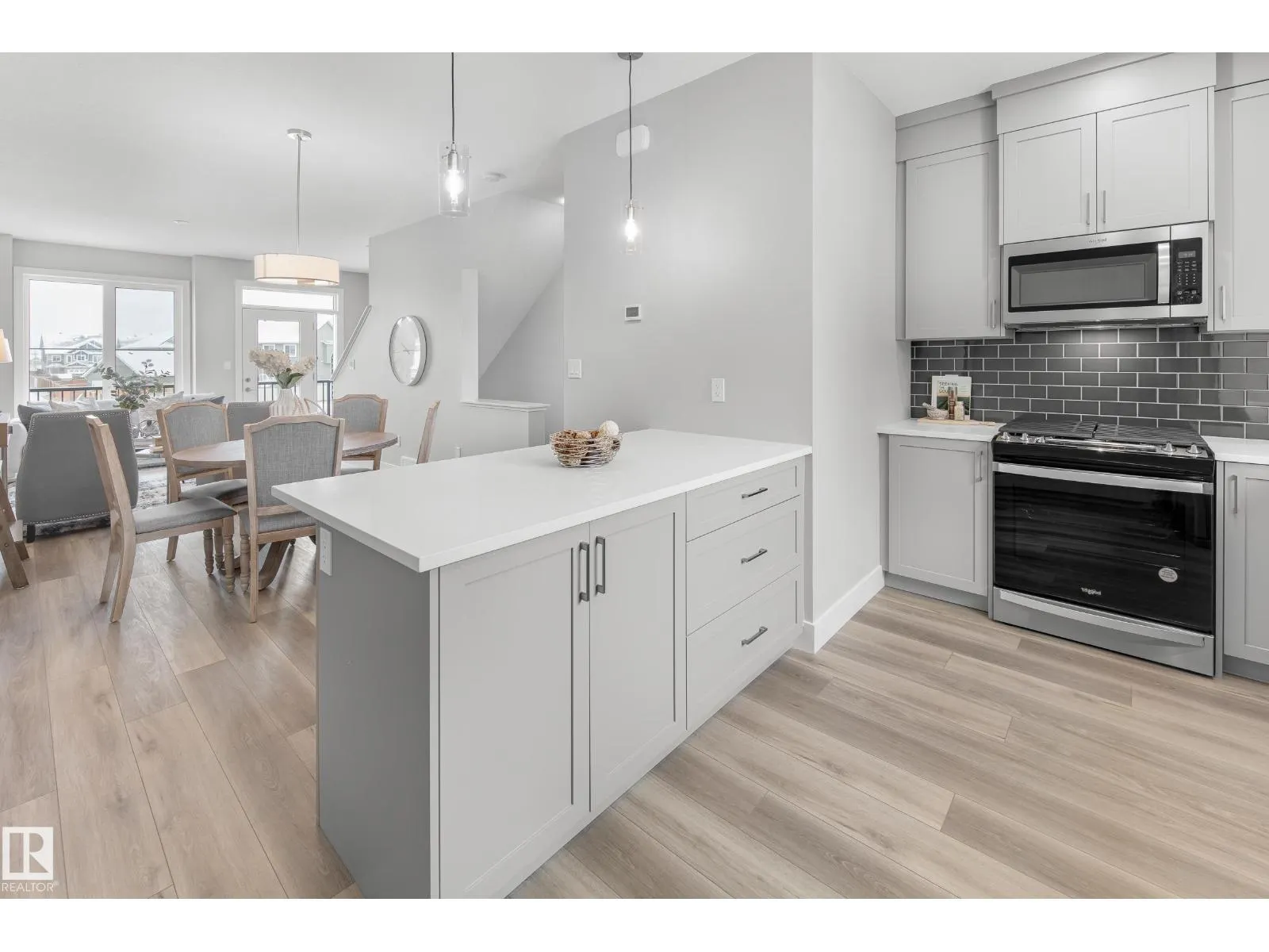 #6 6905 25 AV SW