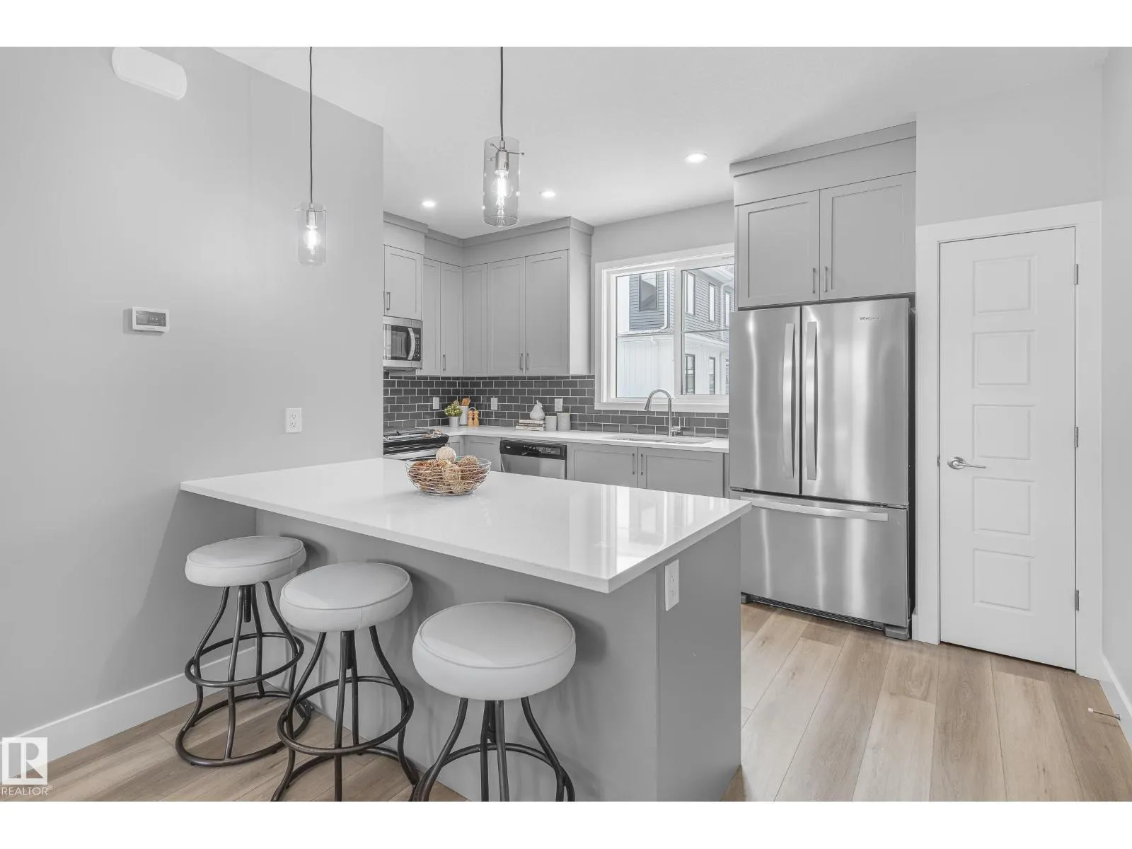 #6 6905 25 AV SW